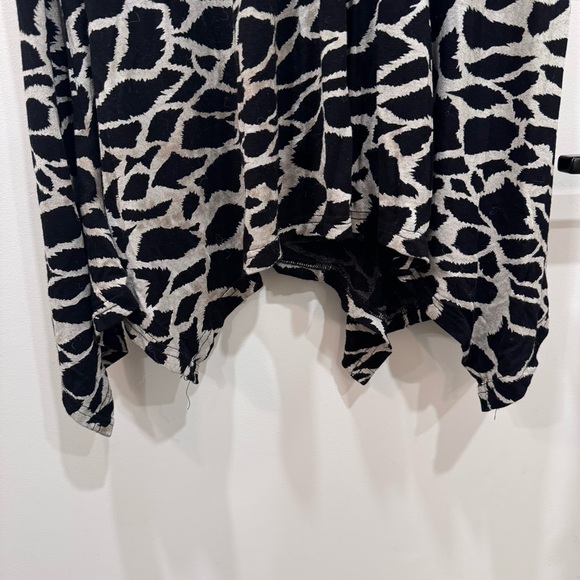 Red coral extra large, sleeveless, asymmetrical, hem, abstract, print tank top - Picture 5 of 6